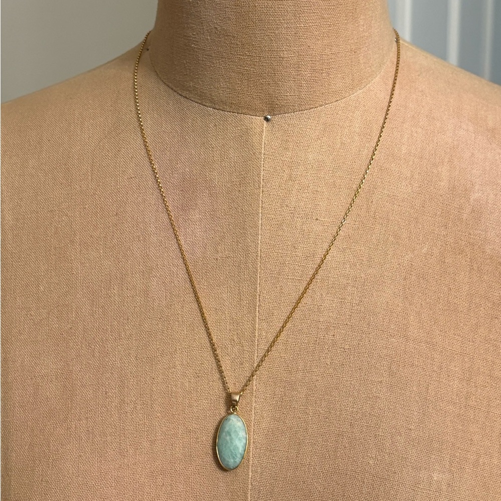 Elegant Gold Pendant Necklace